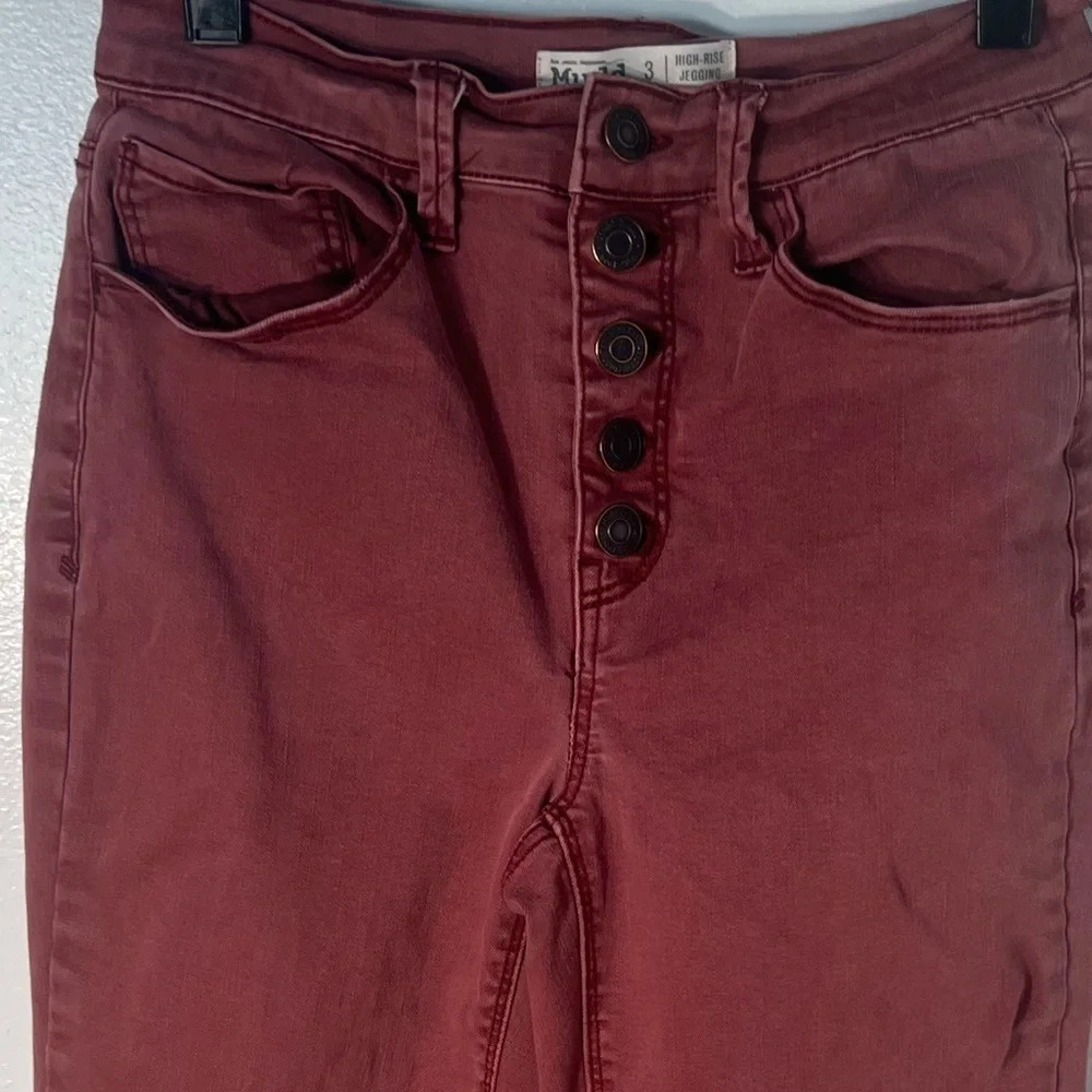 Mudd 3; Hi rise Jegging, three button front closure Jean, 98% cotton 2% spandex